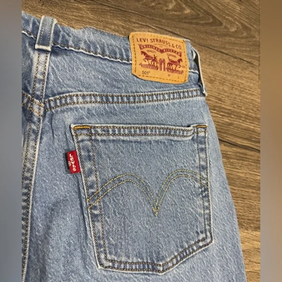 Levi's 501 Light Blue Button Fly Straight Leg Jeans - Picture 3 of 9